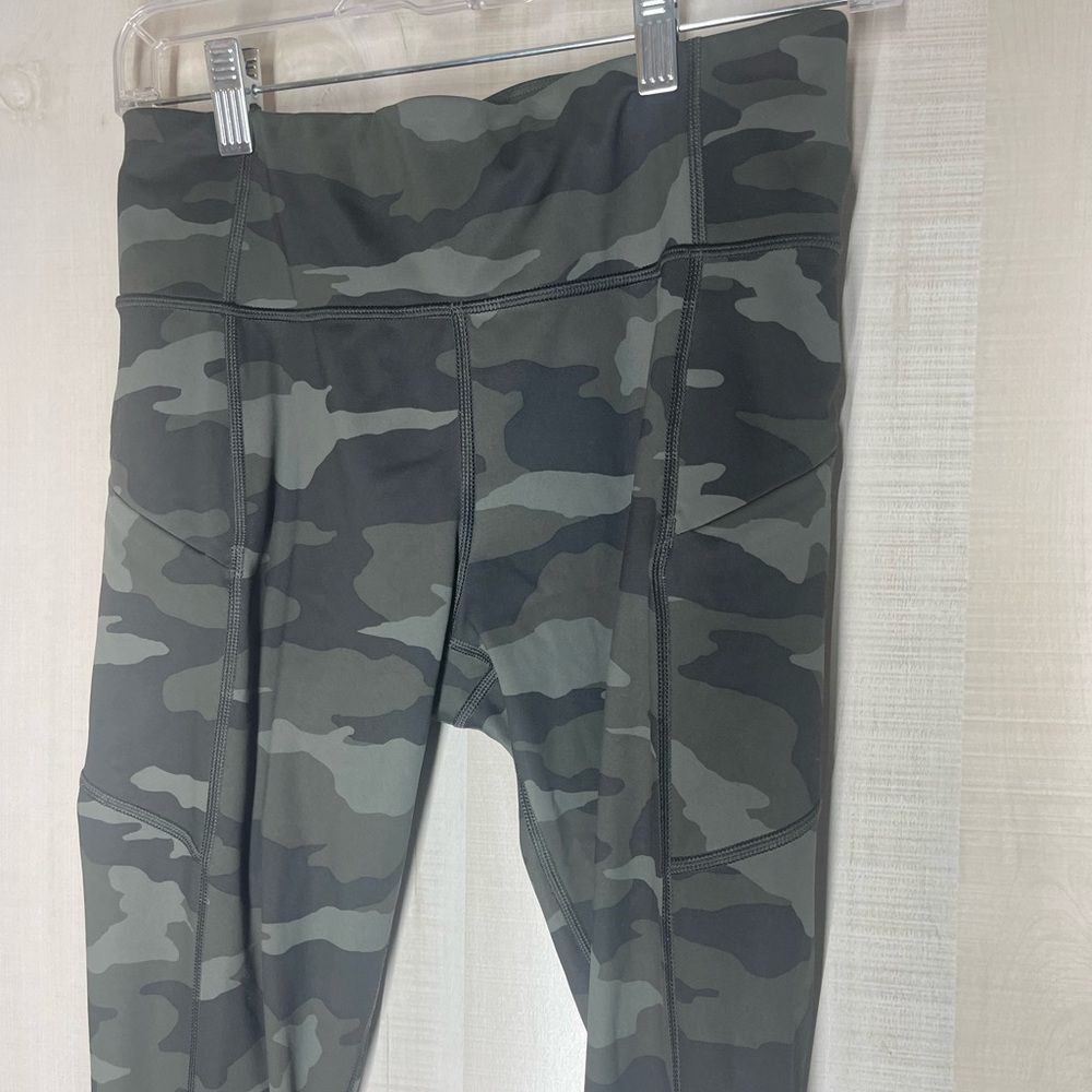 Athleta‎ camo contender 7/8 tights leggings, size small